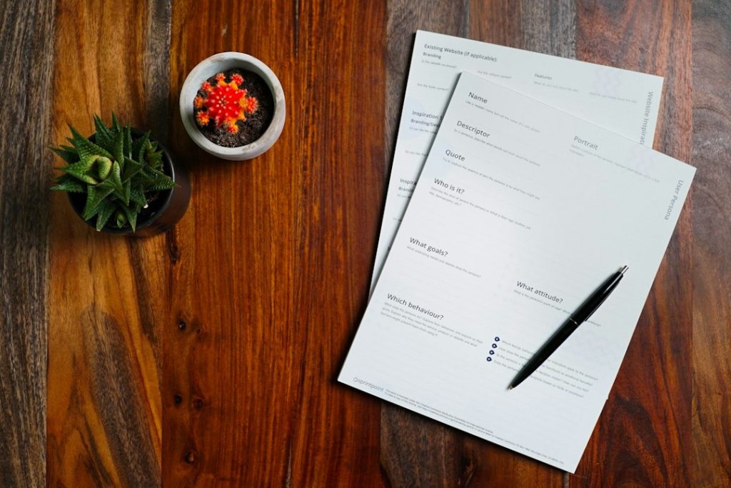 Documents et stylo sur une table