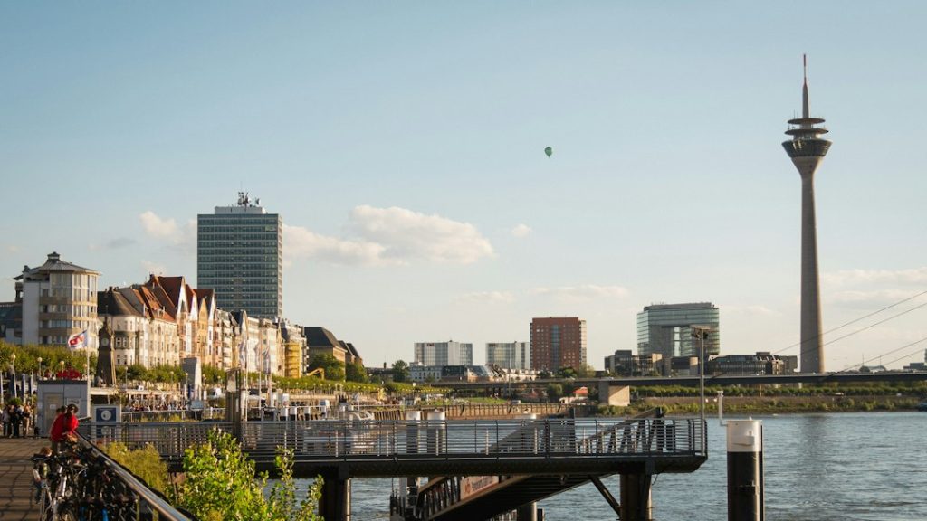 Panorama de Düsseldorf sous un ciel bleu