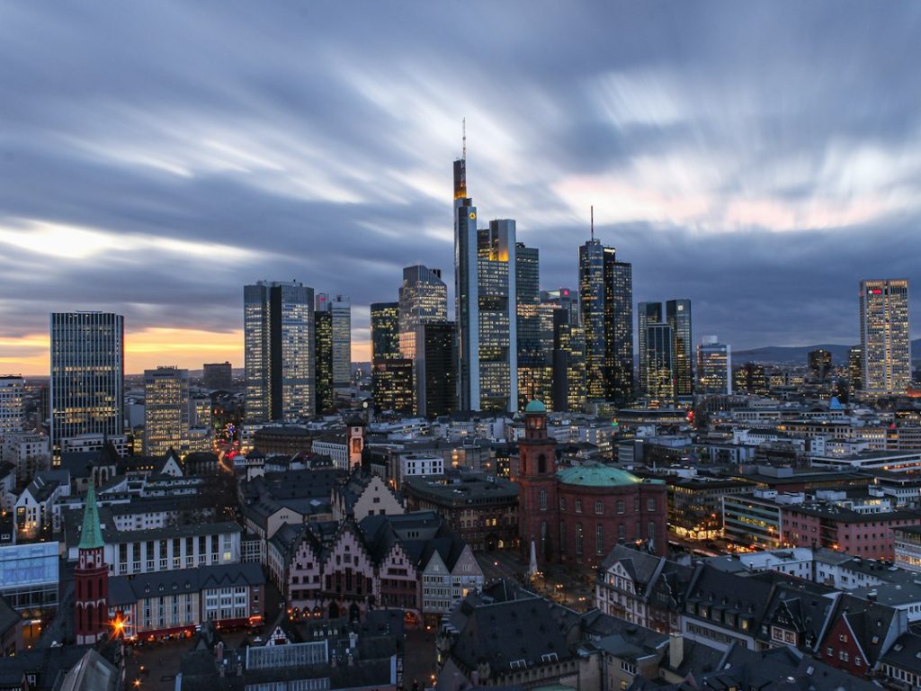 Panorama urbain et tours de Francfort