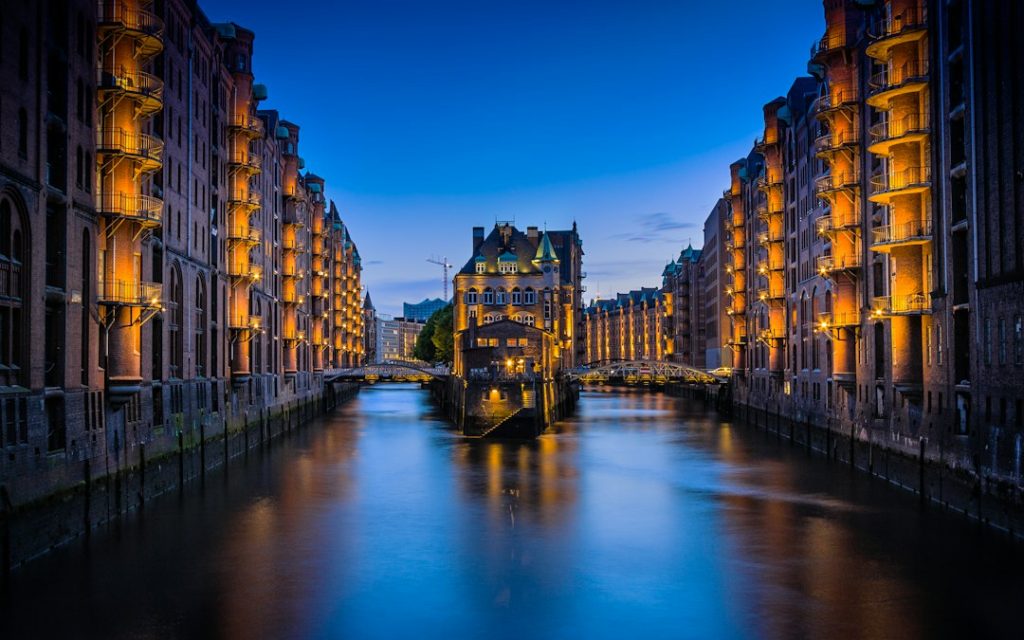 Canal et bâtiments de la Speicherstadt à Hambourg