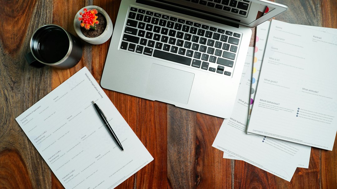 Ordinateur portable sur un bureau